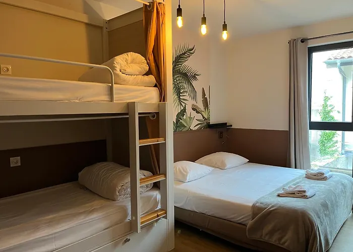 Georges Hostel & Cafe
